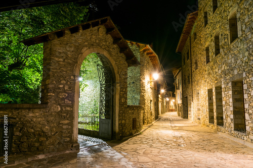 Entrada de la iglesia de Santa María de Benasque en Aragón