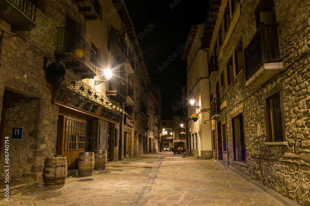 Vista nocturna de las calles de Benasque en Aragón