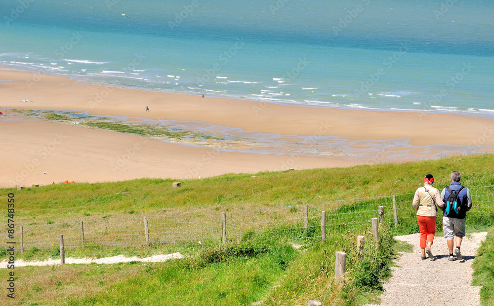 Des randonneurs dans la descente du Cap Blanc Nez