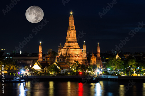 Atmosphere thai temple in dark time with full moon © Southtownboy Studio