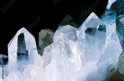 Bild auf Leinwand Rock crystals quartz cluster black background