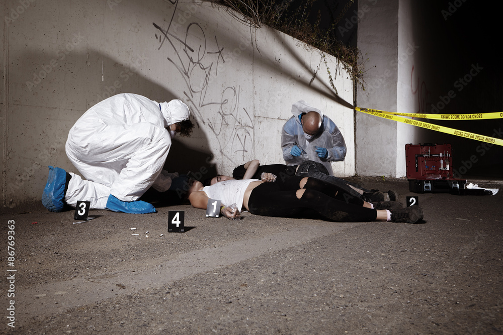 Criminologist technicians on place of death Criminologist technicians on place of death