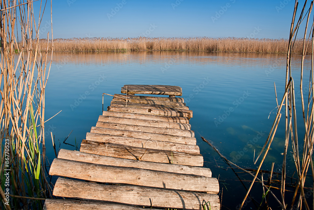Obraz premium Wooden bridge on river