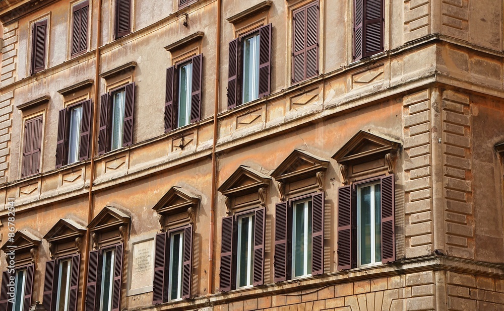 Façades d'immeubles colorées dans les rues de Rome