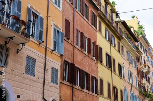 Façades d'immeubles colorées dans les rues de Rome