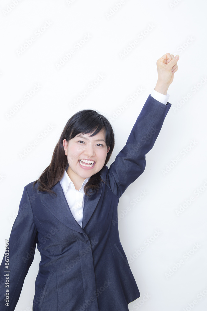 元気にガッツポーズする女性