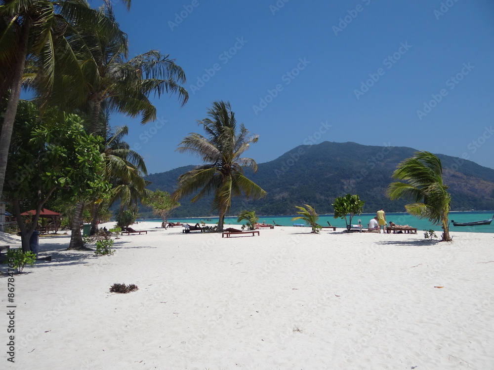 Belle plage déserte de sable blanc a Koh Lipe, Thaïlande 