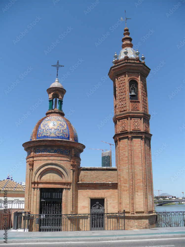 Petite église à Séville sur le pont de Triana