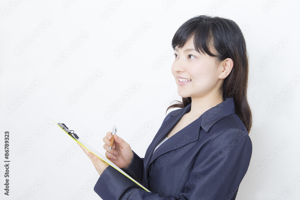 バインダーを持つ女性