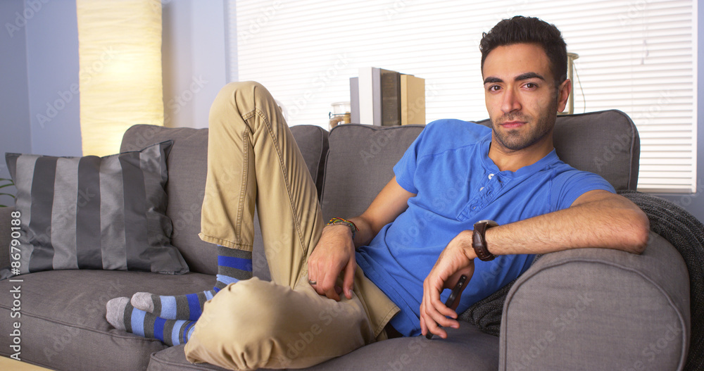 Obraz premium Mexican guy chilling on couch