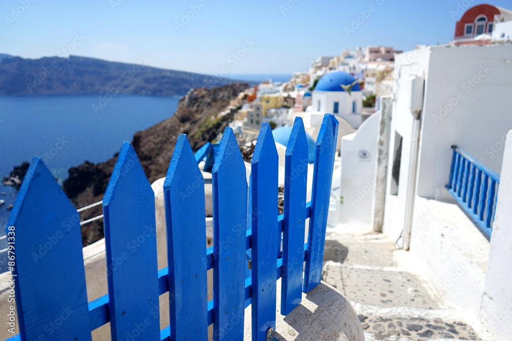 Blue Dome Churches in Santorini Greece / 青い建物が並ぶ南欧ギリシャ・サントリーニ島 - obrazy, fototapety, plakaty 