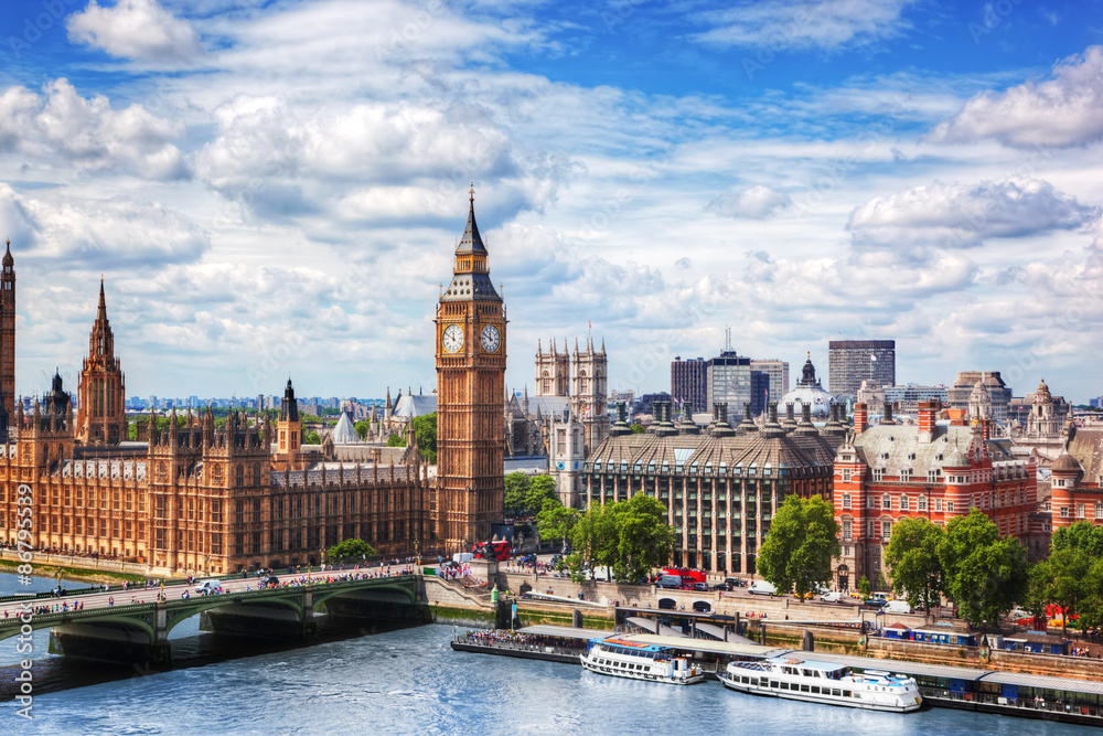 Naklejka premium Big Ben, Westminster Bridge na Tamizie w Londynie, w Wielkiej Brytanii. Słoneczny dzień