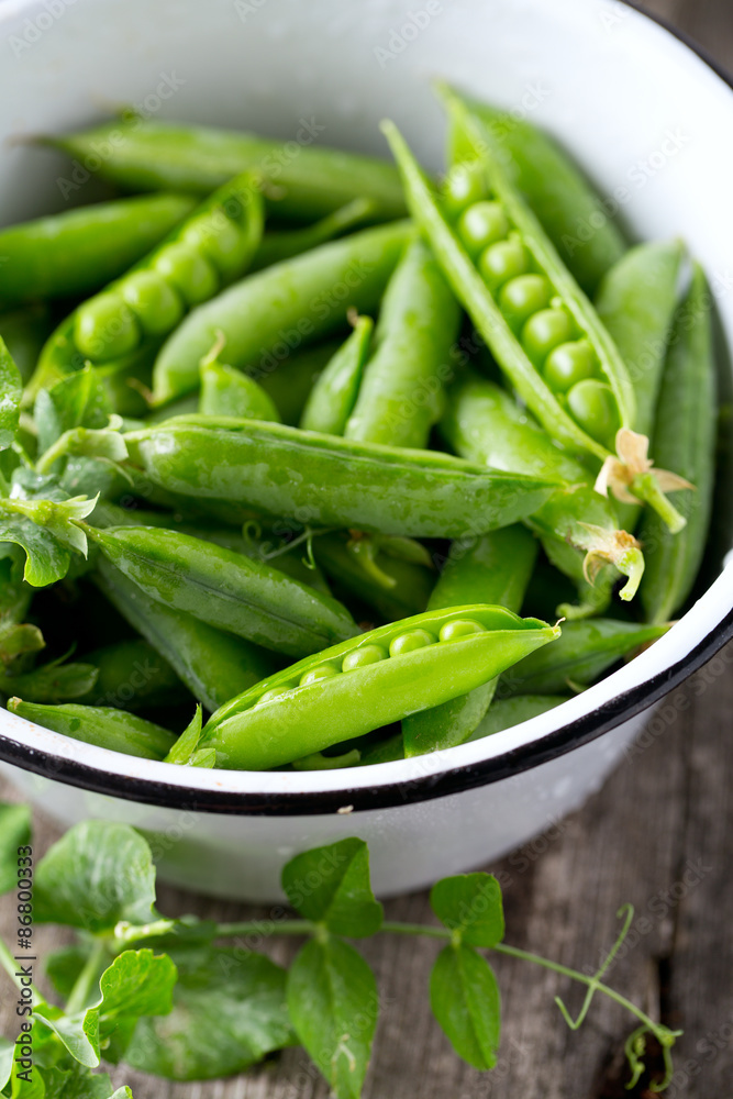 pea pods in a bowl