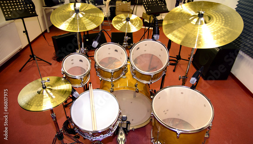 Photo Close up of drums in professional recording studio