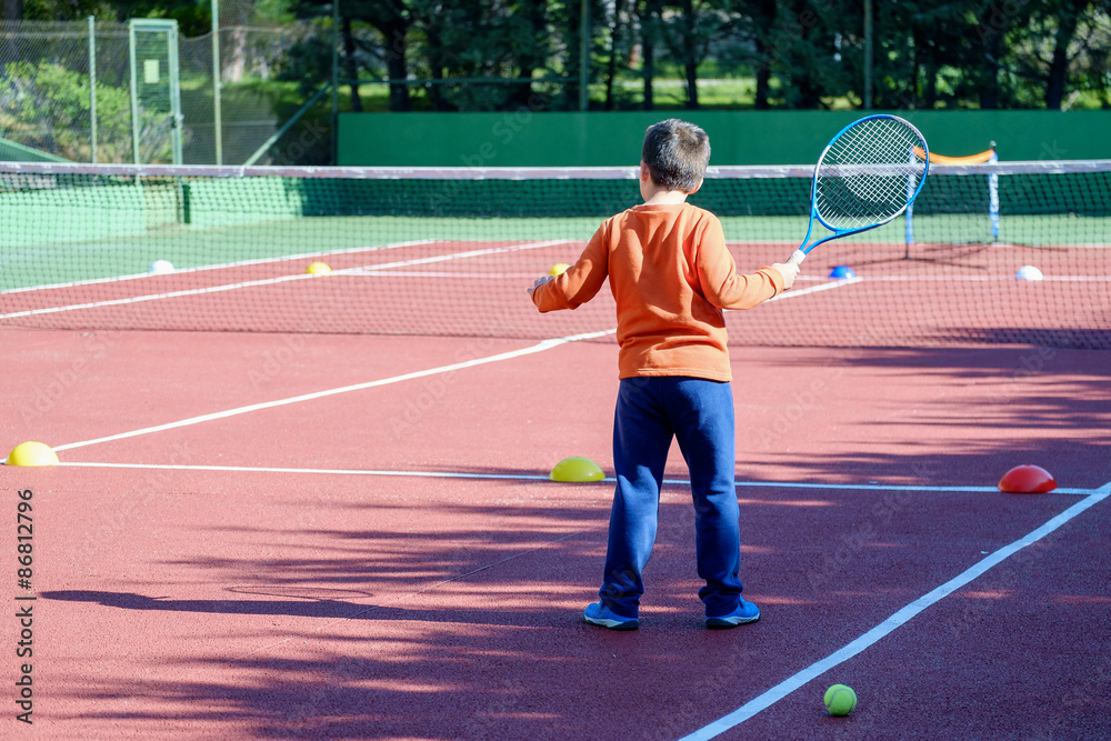 Obraz premium Young boy playing tennis