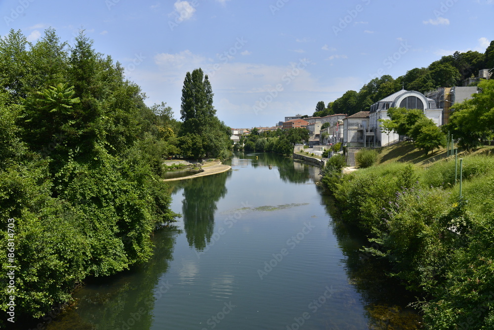 Bras de la Charente à l'ile Marquet en contrebas des remparts à Angoulême 