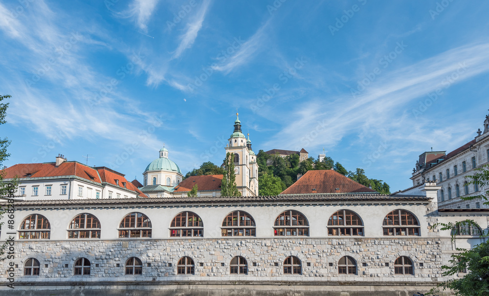 Ljubljana / Slowenien Verwaltungsgebäude (upravna enota) mit St. Nikolaus-Dom