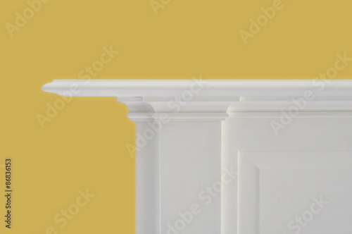 Φωτογραφία simplistic white fireplace mantle against yelllow wall