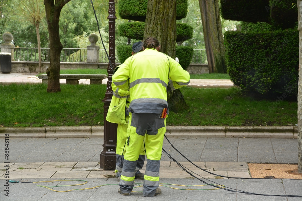 Fototapeta premium electricistas reparando una averia en la calle