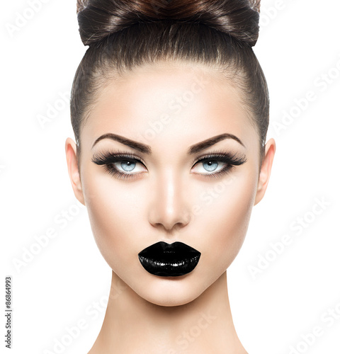 Photo High fashion beauty model girl with black make up and long lushes
