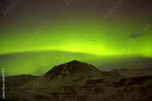 Fototapeta Naklejka Na Ścianę i Meble -  Northern lights with snowy mountains in the foreground