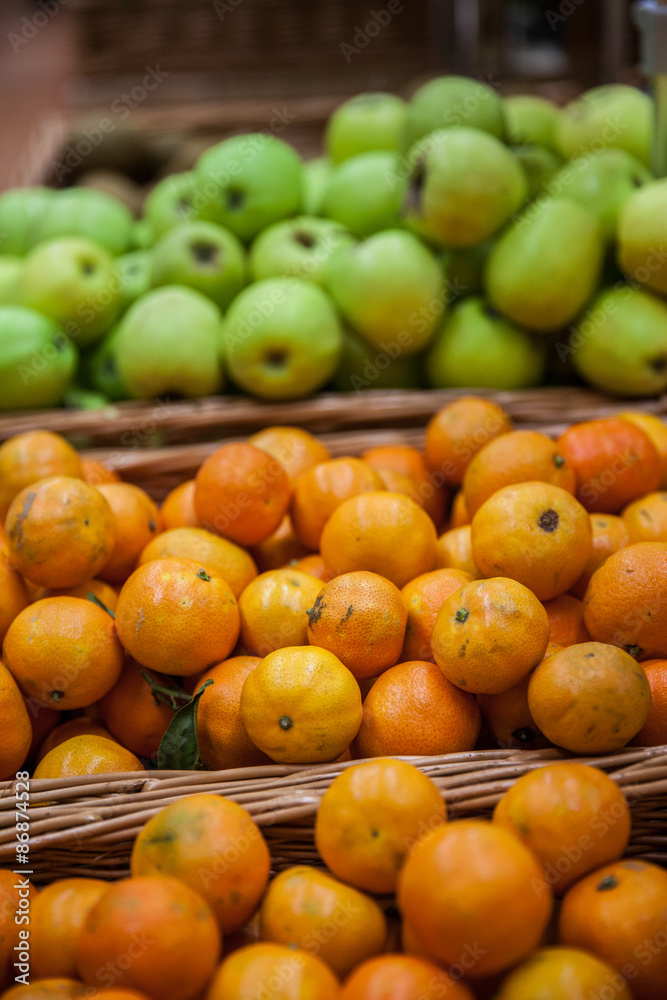 Mele e mandarini biologici in cestini al supermercato