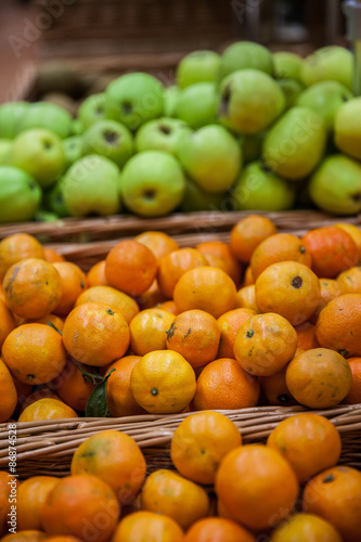 Mele e mandarini biologici in cestini al supermercato
