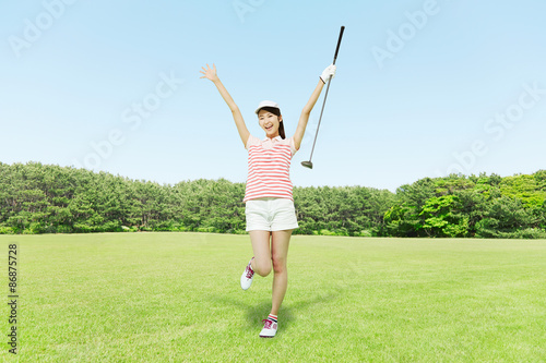 ゴルフをする女性 万歳