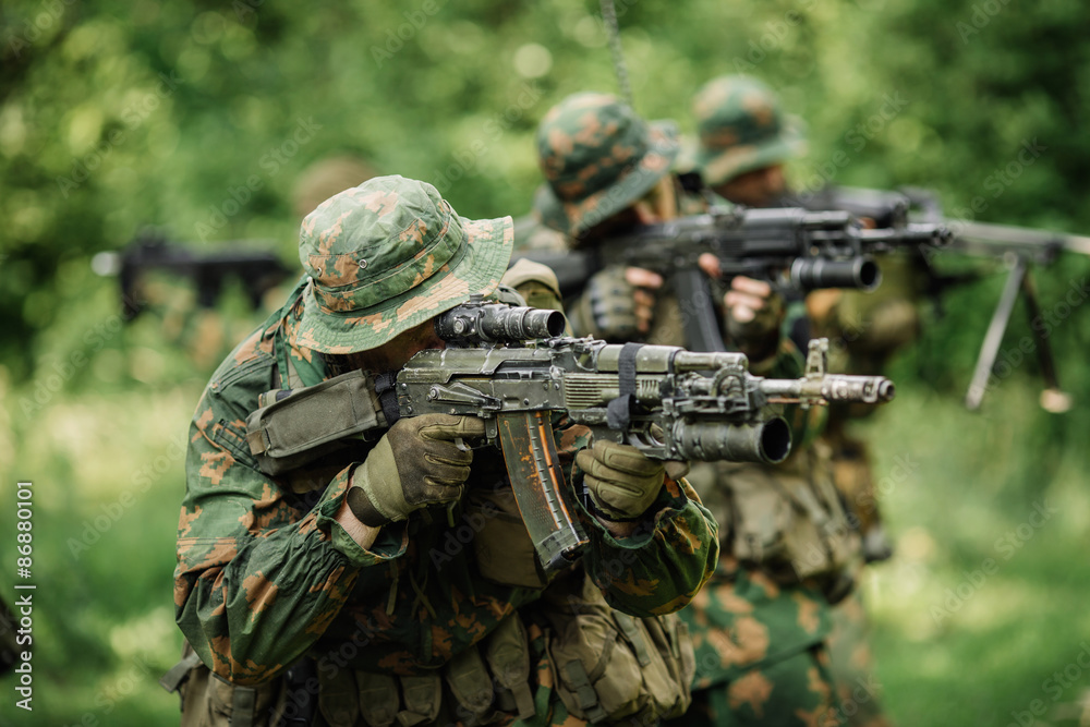 Fototapeta premium Group of soldiers special forces during the raid in the forest