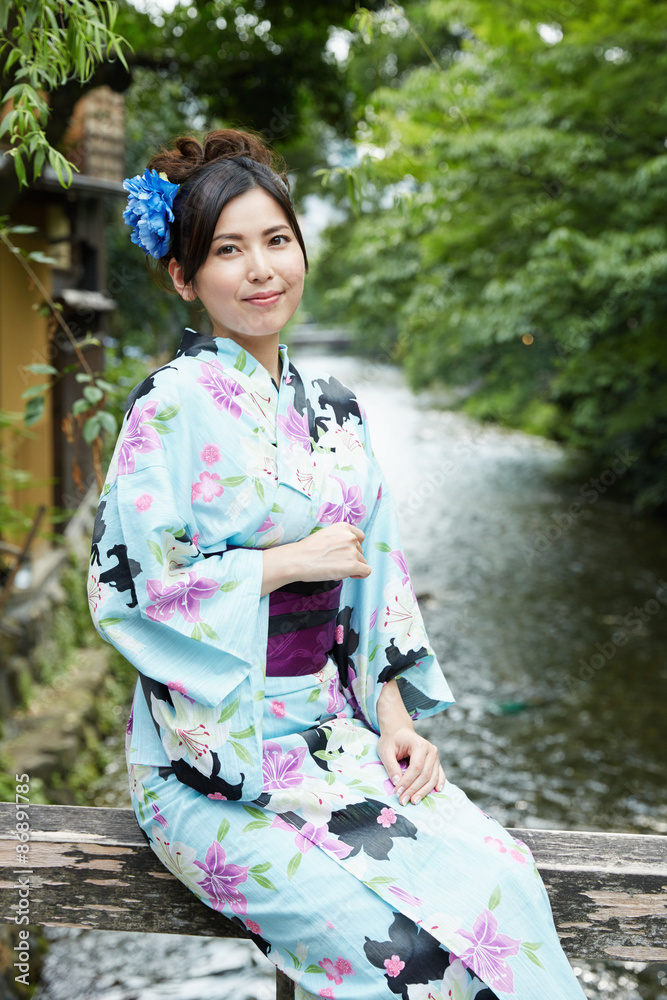 浴衣を着た女性 浴衣を着た女性