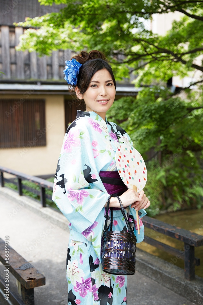 浴衣を着た女性