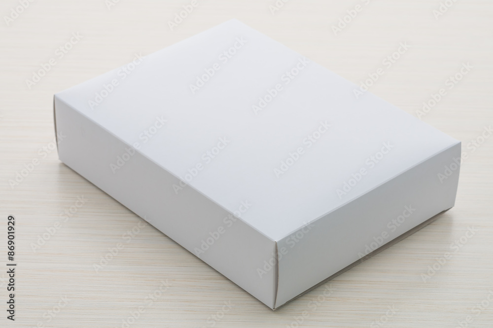 Naklejka premium Paper box on wood background