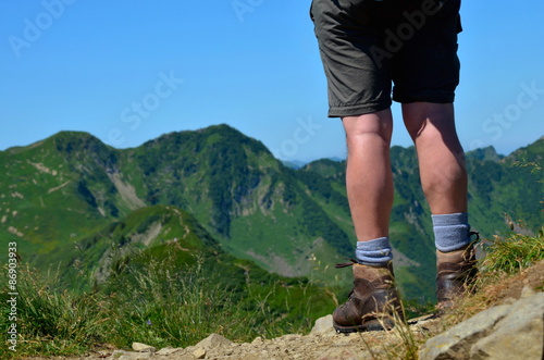 Waden und Beine mit Wanderschuh bei Bergwanderung