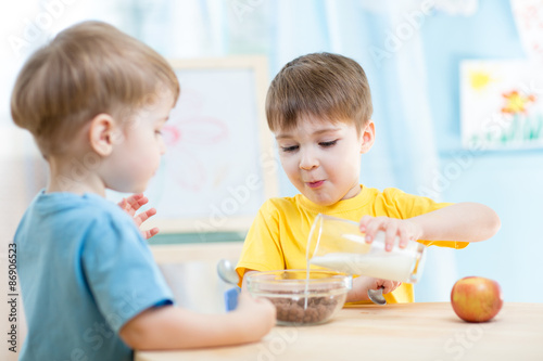 children eating healthy foo...