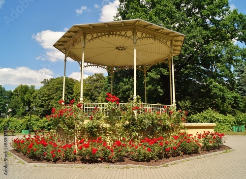 Gazebo, pergola in parks and gardens - relax and unwind 