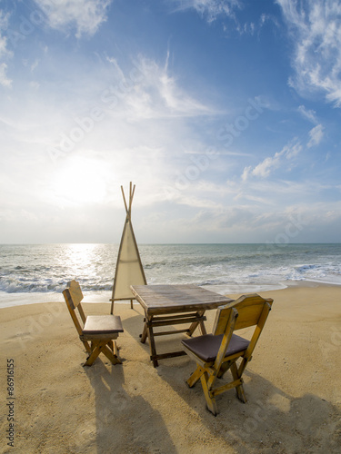 Dinning table on the beach © Netfalls