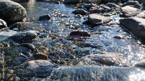 Photo Crystal clear water of small brook in Altai steppe in Chagan-Ouzun place
