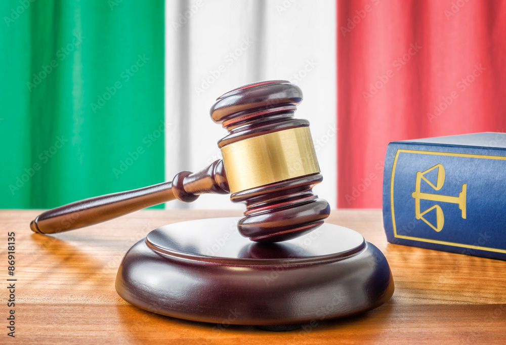 Richterhammer und Gesetzbuch - Italien