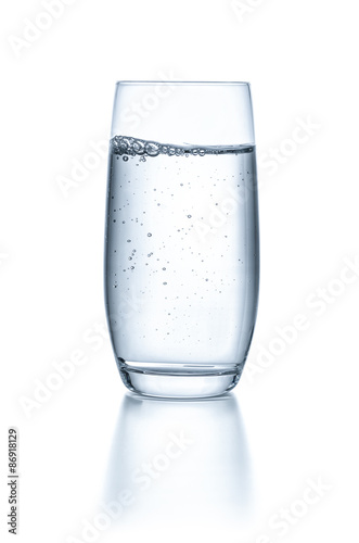 Glas mit Wasser vor einem weißen Hintergrund