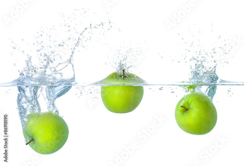 Äpfel fallen ins Wasser mit Spritzern