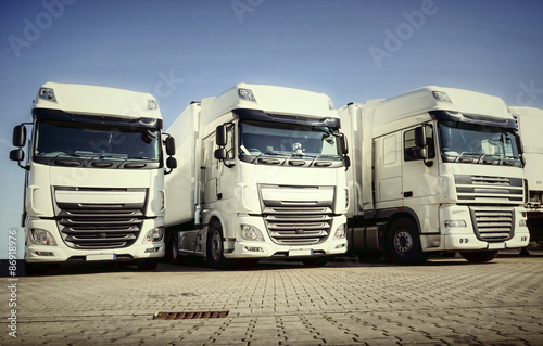 Transportgewerbe - drei abgestellte weiße Laster im Depot 