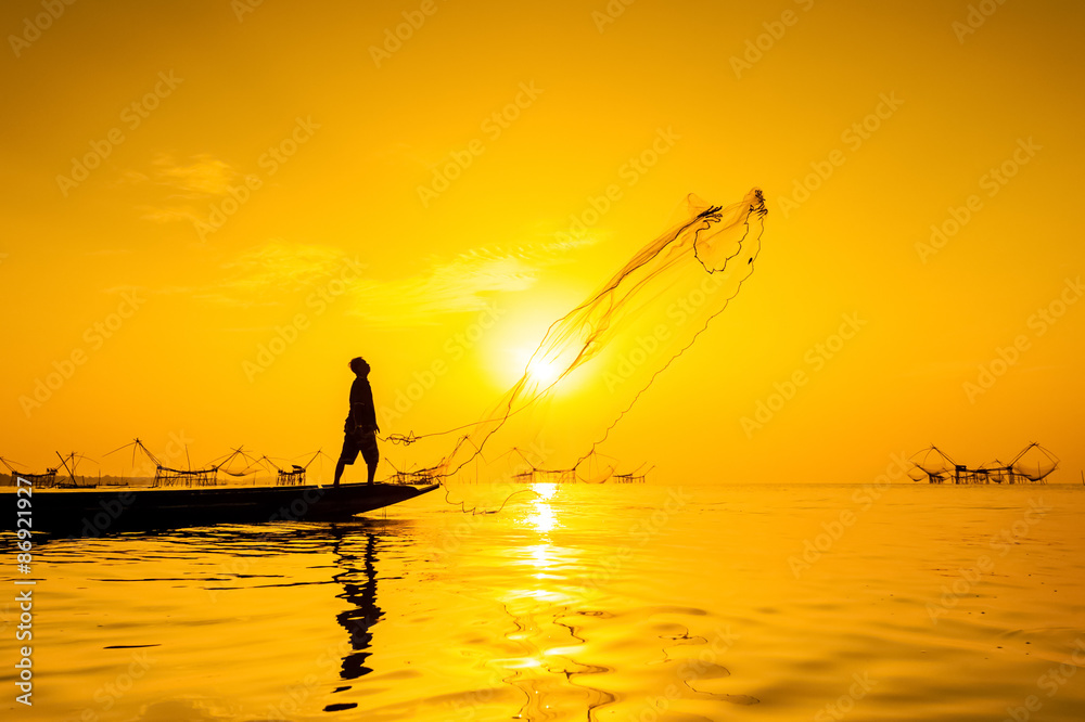 Naklejka premium throwing fishing net