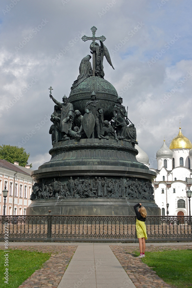 Girl photographed monument 