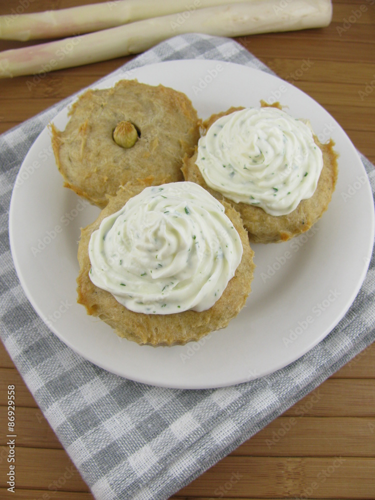 Spargelmuffins mit Frischkäse-Creme Spargelmuffins mit Frischkäse-Creme