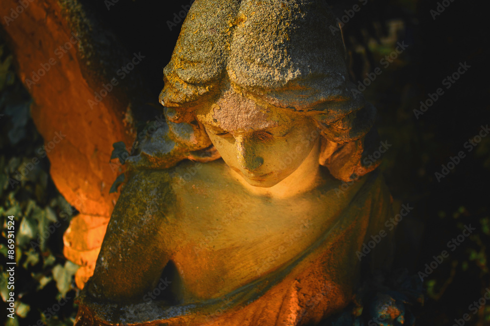 Fototapeta premium sculpture of an angel with dark background