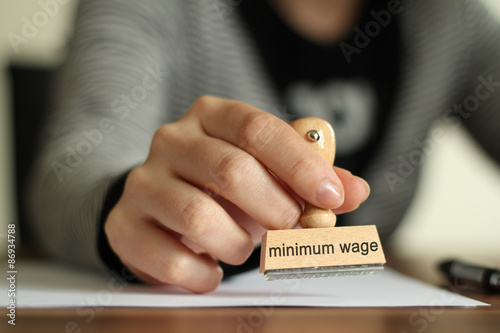 Tapety artystyczne minimum wage Stamp 