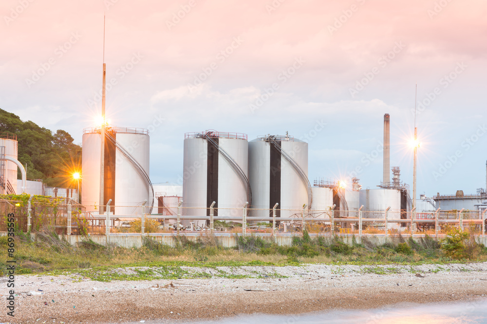 Obraz premium LPG gas industrial storage sphere tanks