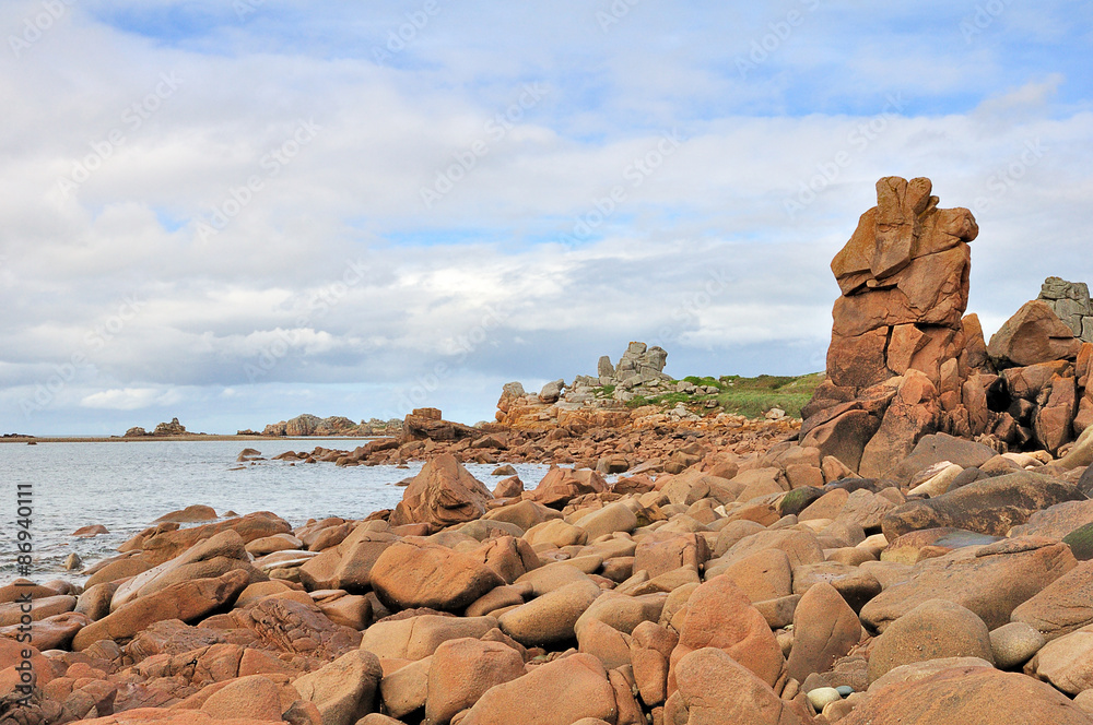 La côte bretonne et ses roches près de Plougrescant