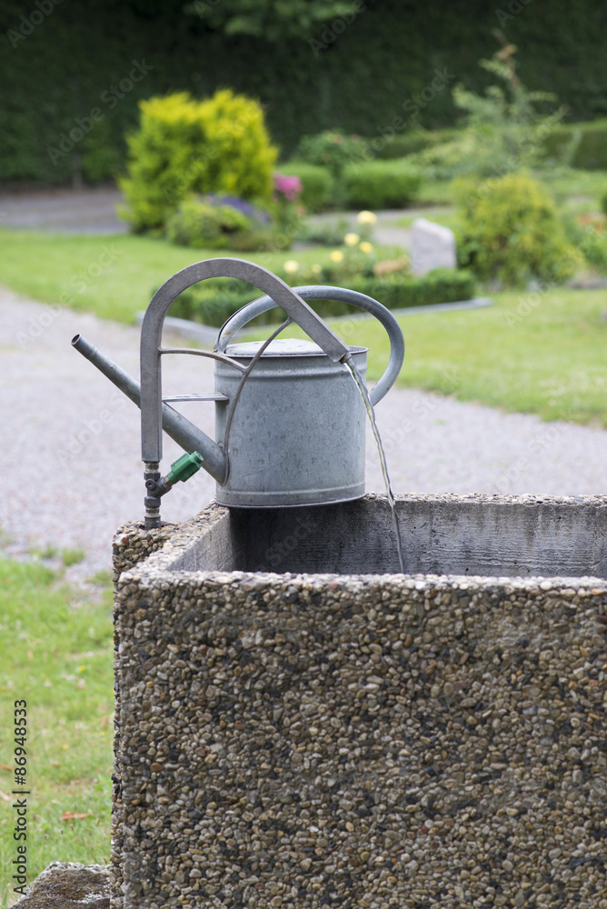 Wasserstelle und Gießkanne Wasserstelle und Gießkanne