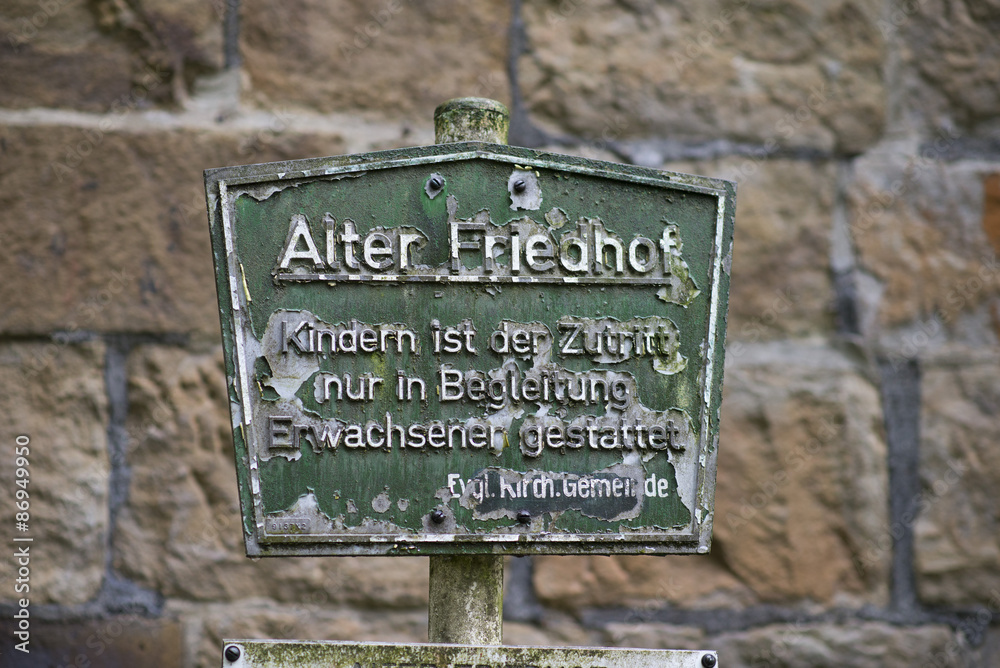 Obraz premium Antikes Friedhofschild